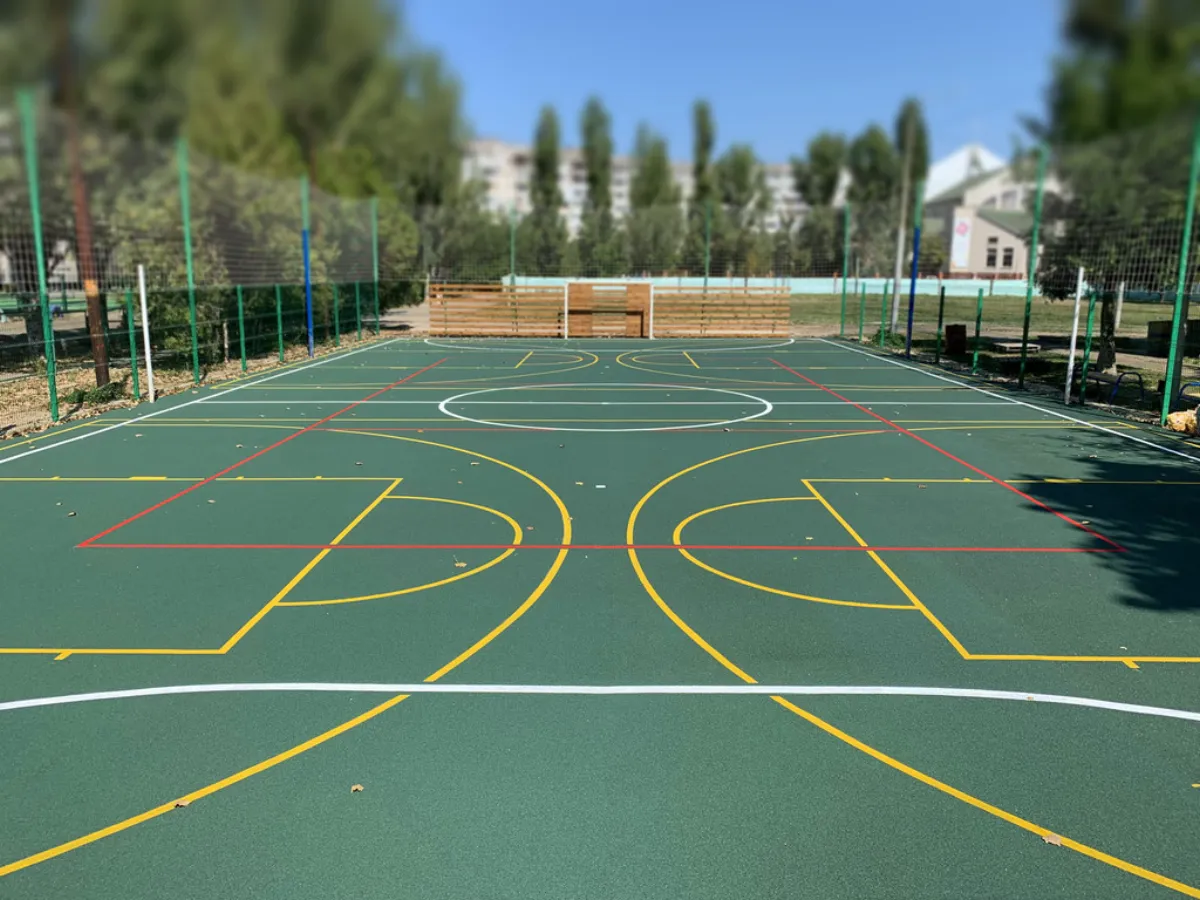 Seamless surface for a sports court