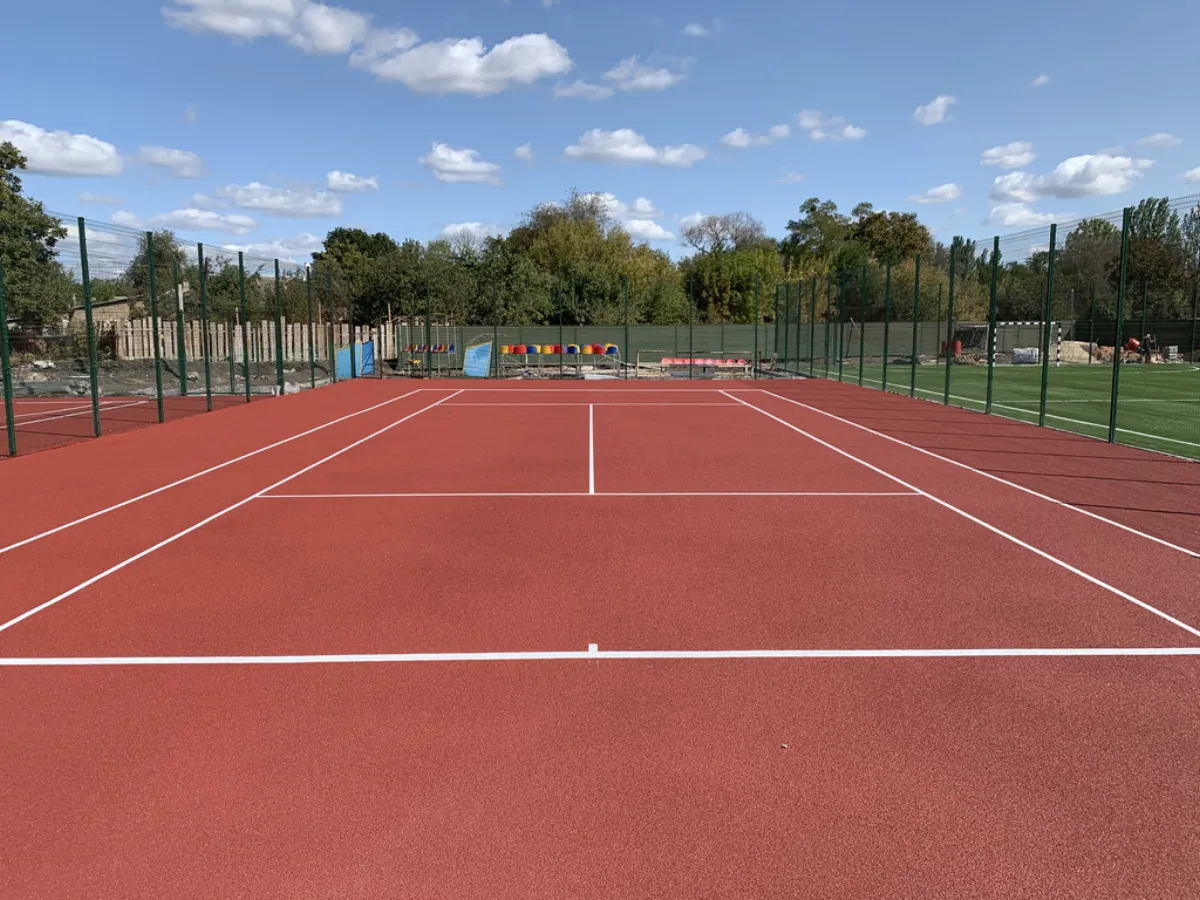 Spray coating for a tennis court