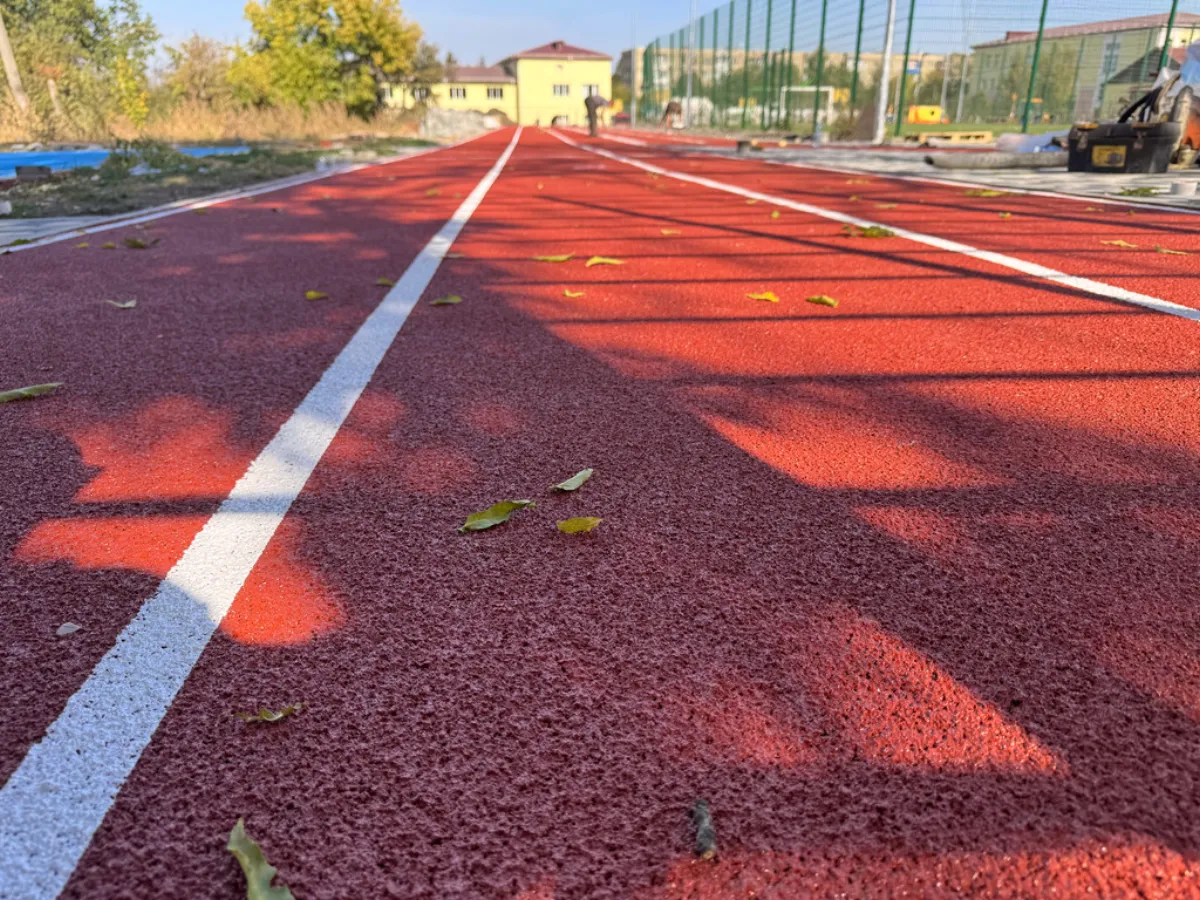 Conipur SP-type spray coating for running tracks