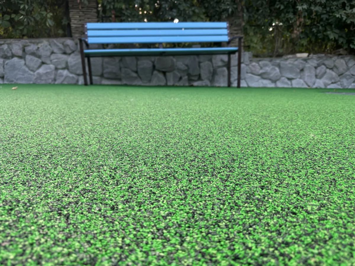 Seamless surface for a playground made of mixed-color EPDM crumb