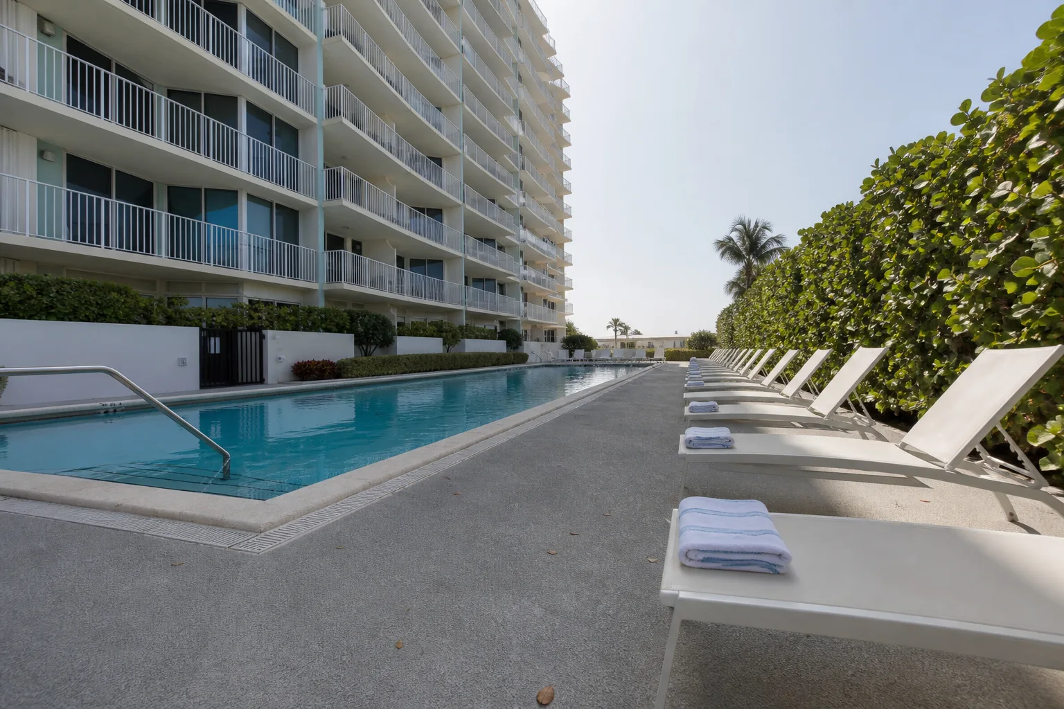 Terraza de piscina en caucho en un condominio en Hallandale Beach