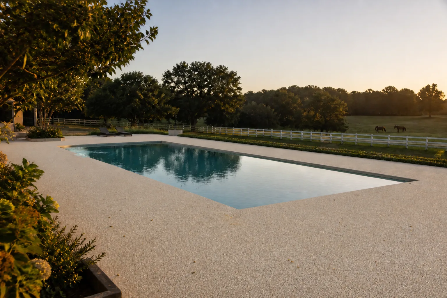 Terraza de piscina en caucho en una finca de Wellington con un potrero cercado al fondo