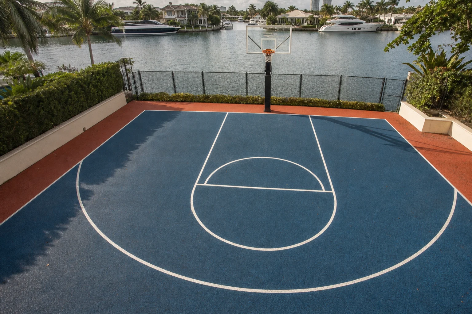 Cancha privada terminada en caucho vertido en Pinecrest